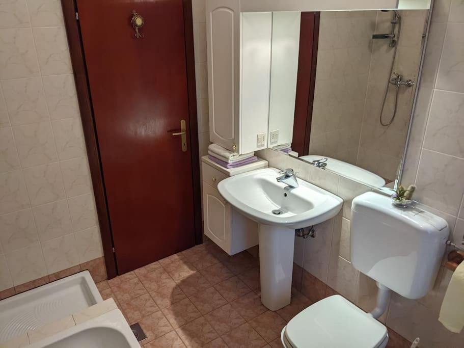 Apartment Kolodvor Dornberk Bagian luar foto