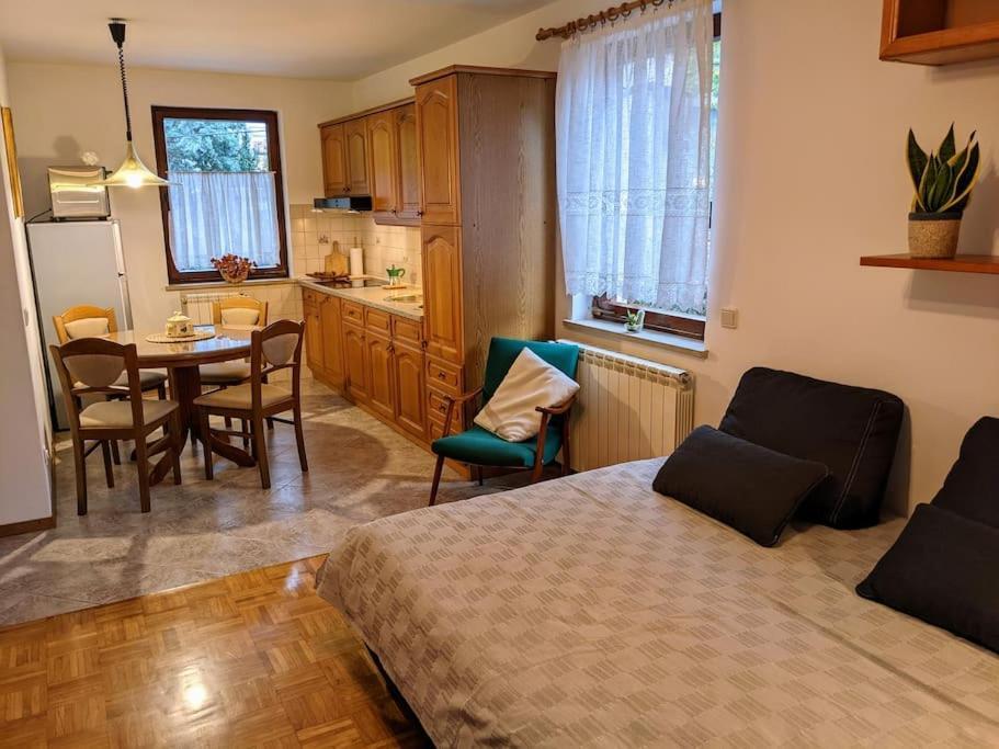 Apartment Kolodvor Dornberk Bagian luar foto